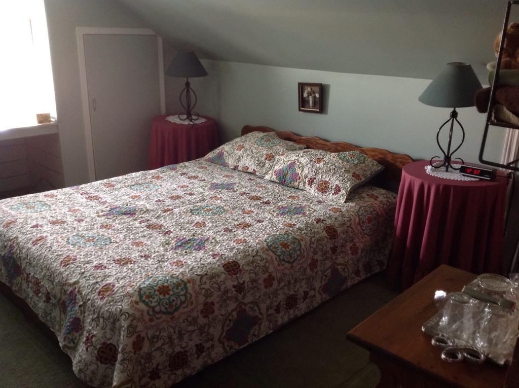 Maple Tourist Home B&B Гранд Фолс Стая снимка