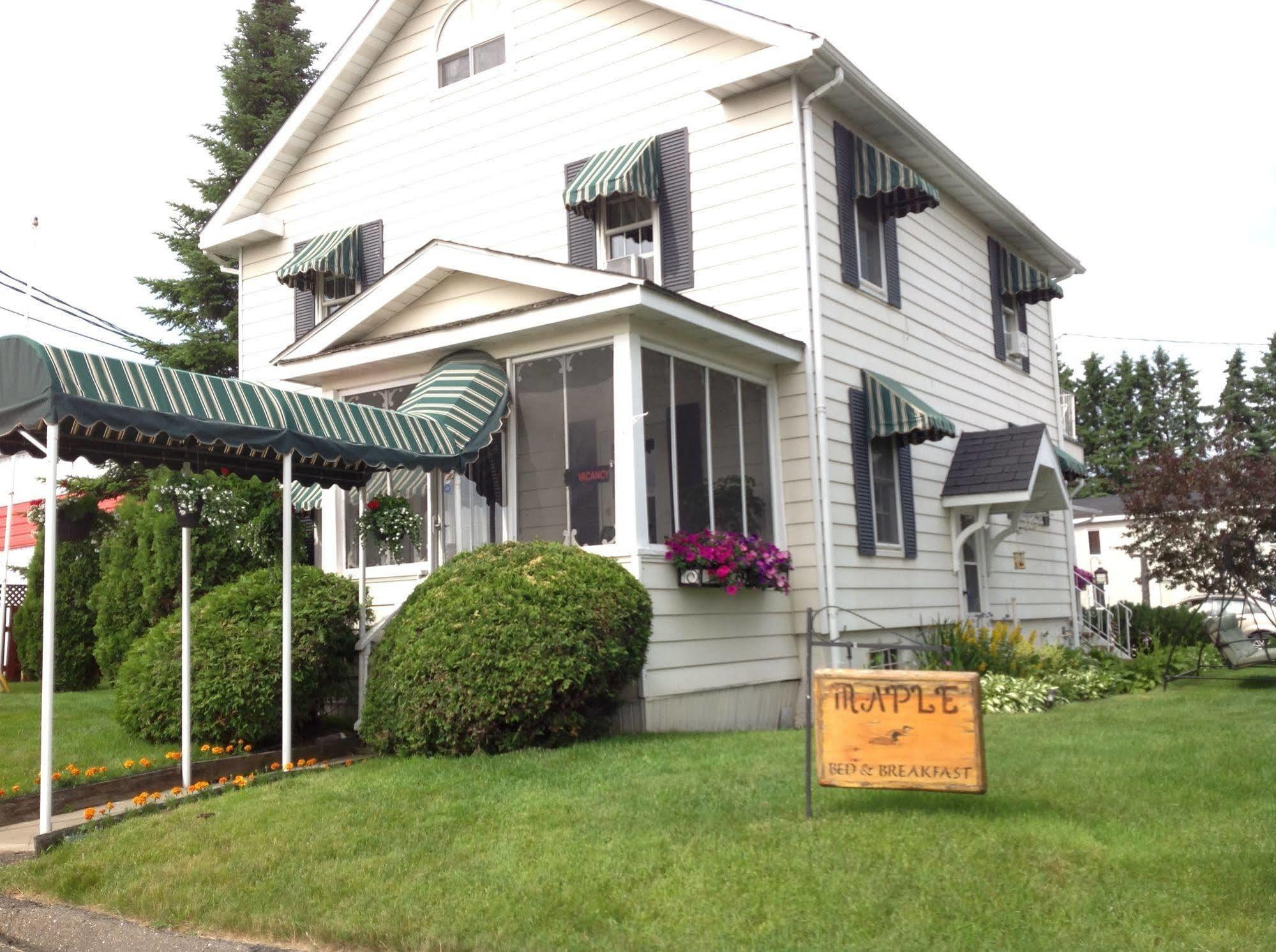 Maple Tourist Home B&B Гранд Фолс Екстериор снимка